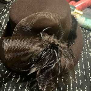 Vintage 100% wool hat. Excellent condition. Will fit size 7. Fur decor, feather